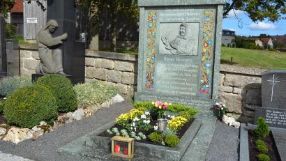 Bild: Josef Rosner
Eher schlicht sieht das Grab der Resl am Konnersreuther Friedhof aus. Dort wurde sie 1962 zur letzten Ruhe gebettet.