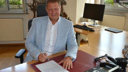 Bild: Josef Rosner
Am Mittwoch, 16. September, feiert Stefan Grillmeier seinen 50. Geburtstag. Seit 1. Mai 2020 ist er Bürgermeister seiner Heimatstadt Mitterteich.