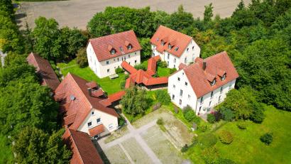 Bild: Michael Schäfer
Das Haus Rabenholz aus der Vogelperspektive: Links ist das Hauptgebäude mit den Räumen für die Verwaltung und die Beschäftigungstherapie, rechts befinden sich die Gebäude der drei Wohngruppen.