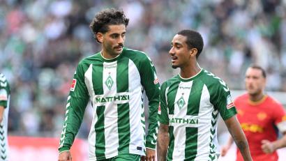 Bild: Carmen Jaspersen/dpa
Eren Dinkci von Werder Bremen (links im Gespräch mit seinem Teamkollegen Arthur).