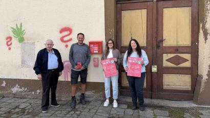 Bild: Stadt Marktredwitz
Von links: Alfons Prechtl (Bürger aus Brand), Roland De Valerio (Hausmeister), Daniela Pöhlmann (STEWOG), Dagmar Troglauer (Untere Denkmalschutzbehörde).