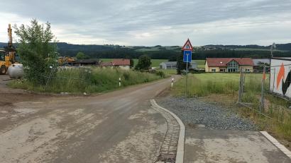 Bild: Ernst Frischholz
Die Ortsstraße nach Theile soll nun erneuert und auf fünf Meter verbreitert werden.