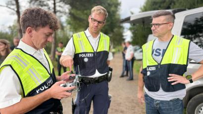 Bild: Gabi Schönberger
Polizisten der Weidener Drohnen-Gruppe fachsimpeln über den Controller der Drohne. Das neue Spezialteam soll vor allem bei Suchen nach Vermissten und Flüchtigen helfen.