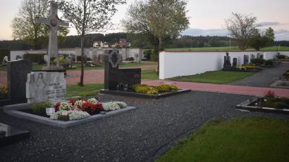 Bild: Richard Braun
Die Gemeinde Stulln plant weitere Urnenerdgräber im alten Friedhof. In der Nähe des Friedhofskreuzes sollen sechs Urnenerdgräber angelegt werden.