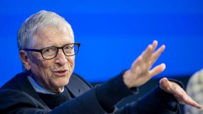 Bild: Gian Ehrenzeller/KEYSTONE/dpa
Künstliche Intelligenz müsse die Schere zwischen Arm und Reich schließen, argumentiert die Stiftung von Microsoft-Mitgründer Bill Gates. (Archivbild)