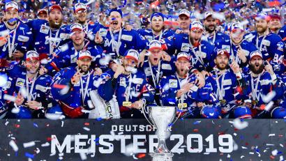 Bild: Uwe Anspach/dpa
Viele DEL-Trainer sehen das Ende der Titel-Durststrecke für die Adler Mannheim gekommen. (Archiv)