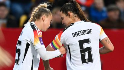 Bild: Sebastian Gollnow/dpa
Giulia Gwinn (links) und ihre Bayern- sowie Nationalmannschaftskollegin Lena Oberdorf. (Archivbild)