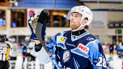 Archivbild: Elke Englmaier
Maximilian Kolb spielte drei Jahre für die Blue Devils Weiden. Am Freitag kehrt er zum Start der neuen DEL2-Saison mit seinem neuen Verein ECDC Memmingen zurück in die Hans-Schröpf-Arena.