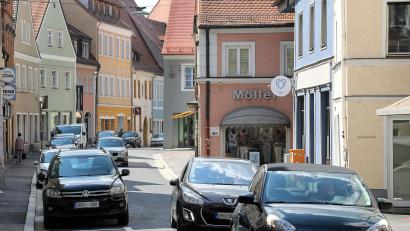 Archivbild: Wolfgang Steinbacher
Die Untere Nabburger Straße in der Amberger Altstadt: Seit mehr als vier Jahren darf Redakteur Dominik Hopperdietzel hier zwischen Dönerläden, Bars, Biergärten und einer gruseligen Parkplatzsituation leben.