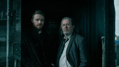 Bild: Jack English/Apple TV/dpa
In der neuen Staffel von „Slow Horses“ sind Jack Lowden (links) als River Cartwright und Gary Oldman als Jackson Lamb zu sehen.