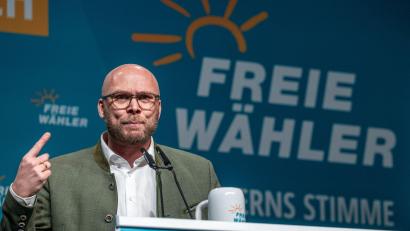 Bild: Armin Weigel/dpa
Digitalminister Fabian Mehring ist davon überzeugt, dass die fortschreitende Digitalisierung samt Künstlicher Intelligenz Spielräume für eine umfassende Staatsreform ermöglicht. (Archivbild)