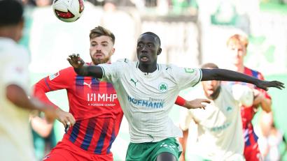 Bild: Daniel Karmann/dpa
Omar Sillah (r): Seine Leistungen zahlen sich aus. (Archivbild)