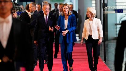 Bild: Justin Tang/Canadian Press via ZUMA Press/dpa
Will die Idee eines Europäischen Sicherheitsrates verwirklichen und auch Kanada einbeziehen: EU-Kommissionspräsidentin Ursula von der Leyen (r), hier mit Parlamentspräsidentin Roberta Metsola und Kanadas Premierminister Mark Carney.