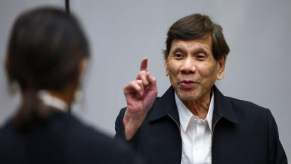 Bild: Piroschka van de Wouw/Pool REUTERS/AP/dpa
Der ehemalige philippinische Präsident Rodrigo Duterte steht in Den Haag vor Gericht.