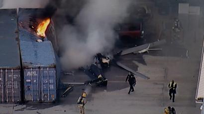 Bild: Uncredited/KABC-TV/AP/dpa
In Los Angeles ist ein Hubschrauber abgestürzt und in Flammen aufgegangen.