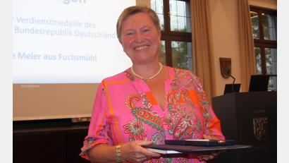 Bild: Werner Robl
Inhaberin der Verdienstmedaille des Verdienstordens der Bundesrepublik Deutschland ist seit Montag Sabine Meier aus Fuchsmühl.