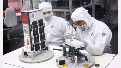 Bild: Karl-Josef Hildenbrand/dpa
Bereits heute sind Mini-Satelliten aus Würzburg im All unterwegs. Geht es nach den Freien Wählern, soll der Freistaat bei der Erforschung und Produktion solcher Fluggeräte künftig europaweit an der Spitze stehen. (Archivbild)