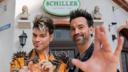 Bild: Rolf Vennenbernd/dpa
Die Ehrlich Brothers sind zu Besuch in der fiktiven Schillerallee, in der die Serie „Unter uns“ spielt.