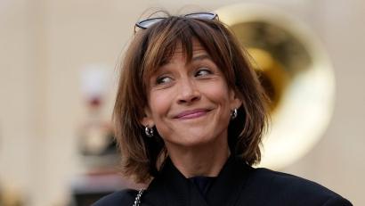 Bild: Thibault Camus/AP/dpa
Schauspielerin Marceau stellt es sich schön vor, Oma zu sein. (Archivbild)