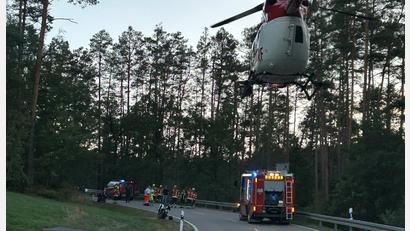 Bild: PI Neunburg vorm Wald
Nach einem schweren Motorradunfall nahe Schwarzhofen im Landkreis Schwandorf ist am Dienstagabend ein 18-Jähriger an den Folgen des Unfalls verstorben.