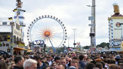 Bild: Felix Hörhager/dpa
Das Oktoberfest wird dieses Jahr zur Kulisse für einen Film. (Symbolbild)