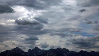 Bild: Karl-Josef Hildenbrand/dpa
Zu Wochenbeginn war der Himmel über den Allgäuer Alpen noch wolkenverhangen. Am heutigen Mittwoch könnte es ähnlich aussehen.