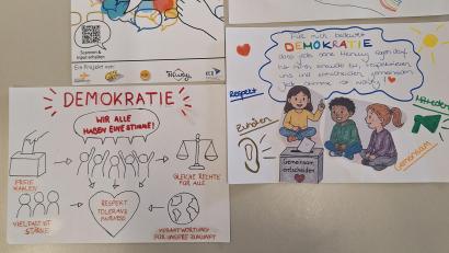 Bild: Michaela Hahn
Unter dem Motto „Demokratie braucht Stimme“ haben Kinder, Jugendliche und Erwachsene Postkarten gestaltet. Diese werden bei der Langen Nacht der Demokratie am 2. Oktober im ersten Obergeschoss des Nordoberpfalz-Centers (NOC) ausgestellt.