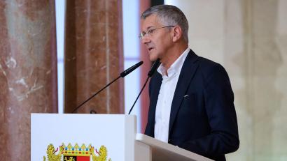 Bild: Sven Hoppe/dpa
Herbert Hainer nutzt den Empfang in der Staatskanzlei zu einem Appell.