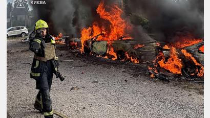 Bild: Uncredited/Ukrainian Emergency Service/AP/dpa
Russland hat auch die ukrainische Hauptstadt Kiew erneut mit Drohnen angegriffen.