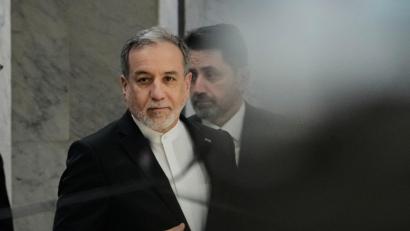 Bild: Hadi Mizban/AP/dpa
Irans Außenminister Araghtschi verspottet das US-Militär. (Archivbild)