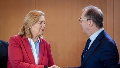 Bild: Kay Nietfeld/dpa
Bundessozialministerin Bärbel Bas (SPD) und Innenminister Alexander Dobrindt (CSU) - hier im Bundeskabinett - haben sich auf einen Aktionsplan gegen Sozialmissbrauch verständigt. (Archivfoto)