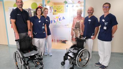 Bild: Sandra Dietl Klinikum St. Marien Amberg
Das Amberger Klinikum dank einer Spende jetzt zwei Rollstühle für Kinder mehr. Auf dem Bild von links: Oliver Pfeiffer, Pohlig GmbH; Selina Lorenz und Rebecca Sigl, Stationsleitungen; FLIKA-Vorsitzende Margit Meier; Dr. Dr. Michael Kertai, Chefarzt der Klinik für Kinderorthopädie; MUDr. Zbynek Vavra.