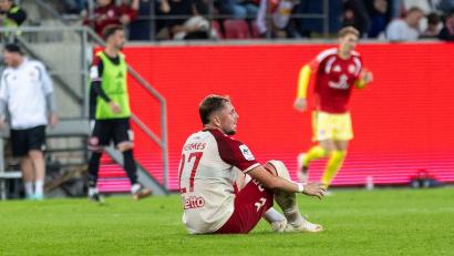 Bild: Sascha Janne
Bild mit Symbolcharakter: Jahn-Angreifer Lucas Hermes sitzt nach dem 1:2 gegen Fortuna Düsseldorf frustriert am Boden.