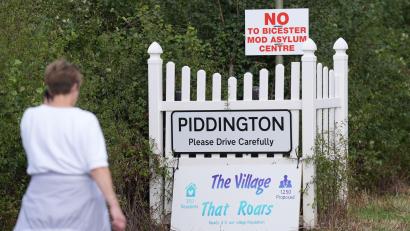 Bild: Joe Giddens/PA Wire/dpa
In einem britischen Dorf regt sich Protest gegen die geplante Unterbringung von Asylsuchenden.
