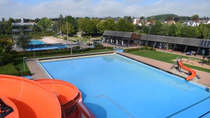 Bild: szl
Das Freibad Tirschenreuth hat zwei neue Fachangestellte für Bäderbetriebe gefunden und kann daher in der kommenden Saison 2027 ihre Öffnungszeiten wieder auf Normalbetrieb umstellen.