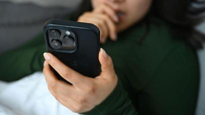 Bild: Elisa Schu/dpa
Viel Zeit am Handy zu verbringen, kann auch belastend sein. (Symbolbild)