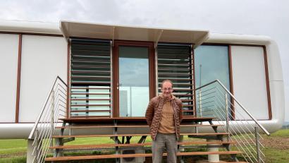 Archivbild: ass
Gerald Stelzer vor dem inzwischen abgebauten und in Containern eingelagerten "Loftcube". Der Investor des geplanten Marshotels hat die Reißleine gezogen und sein ambitioniertes Projekt in Auerbach gecancelt.