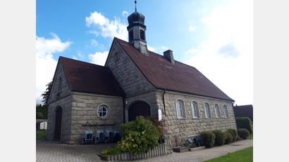 Bild: wkr
Die Standsicherheit des Glockenturms der Kapelle auf dem Fichtelberger Friedhof ist gefährdet. Hierzu vergab der Gemeinderat den Auftrag an eine hiesige Zimmerei. Nach Möglichkeit soll die Baumaßnahme noch im Jahr 2026 abgeschlossen werden.