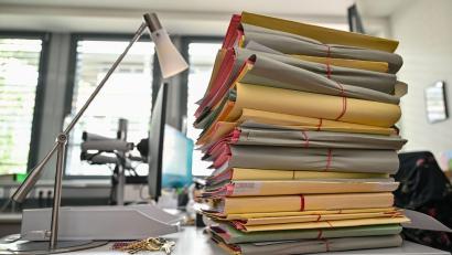 Bild: Patrick Pleul/dpa
Erstmals blieben nach Angaben des Deutschen Richterbundes bundesweit mehr als 1,1 Million Fälle unbearbeitet. (Symbolbild)
