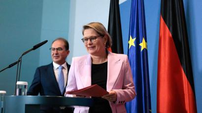 Bild: Carsten Koall/dpa
Nur ein Teil der politischen Forderungen, die nach dem CSD-Anschlag erhoben wurden, fand Eingang in den nun vorgestellten Zehn-Punkte-Plan.