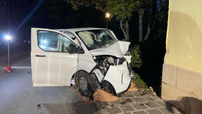 Bild: -/Polizei Oberfranken/dpa
Sieben Menschen wurden verletzt, als eine Fahrerin aus Sonneberg /Thüringen ihren Kleinbus an eine Hauswand im oberfränkischen Sonnefeld setzte.