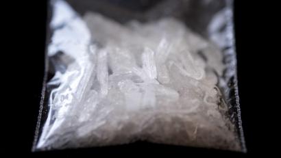 Symbolbild: David-Wolfgang Ebener/dpa
Weil er selbst Crystal Meth gekauft, konsumiert und verkauft hat, muss ein 61-Jähriger Amberger ins Gefängnis.