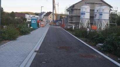 Bild: Richard Braun
Das Baugebiet "Quartier am Brünnlweg" wird durch die Straße "In der Au " erschlossen. Die Straße ist als Ortsstraße gewidmet und als Einbahnstraße angelegt.