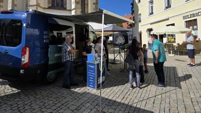 Bild: knz
Beim "Redaktion-on-Tour"-Bus in Sulzbach-Rosenberg konnte man am Glücksrad drehen, sich ein Gratis-Eis abholen und vor allem mit Mitarbeitenden von Oberpfalz-Medien ins Gespräch kommen.