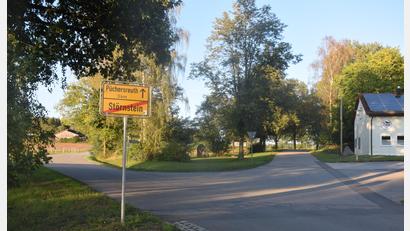 Bild: Ernst Frischholz
Von der Straße nach Püchersreuth zweigt rechts beim Siedlerheim die Straße Richtung Sportgelände ab. Gegenüber dem Siedlergebäude soll eine der beiden Solarstraßenlaternen angebracht werden.