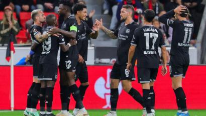 Bild: Rolf Vennenbernd/dpa
Leverkusen jubelt über das Tor zum 1:0.