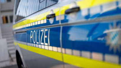 Symbolbild: Daniel Karmann/dpa
Die Polizei sperrt den Bereich ab.