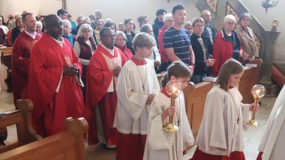 Bild: Rosi Hasenstab
Am Hauptfest der Kreuzerhöhung zogen Pfarrer Thomas Helm, Pfarrvikar Christian Ogu und Pfarrer Hrudaya Madanu mit den Ministranten in die vollbesetzte Bergkirche ein.
