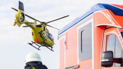 Symbolbild: Julian Stratenschulte/dpa
Die Mutter und die Tochter kommen mit schweren Verletzungen in ein Krankenhaus.