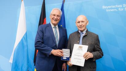 Bild: Giulia Iannicelli
Der bayerische Innenminister Joachim Herrmann händigt die Verdienstmedaille an Karlheinz Hoyer (rechts) aus.